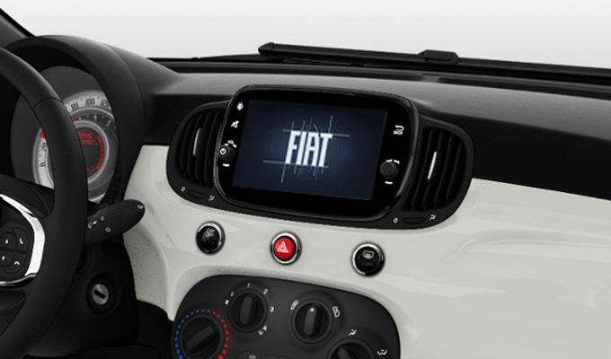 System multimedialny Uconnect™ z 7” ekranem dotykowym i DAB, kompatybilny z Apple CarPlay / Android Auto™