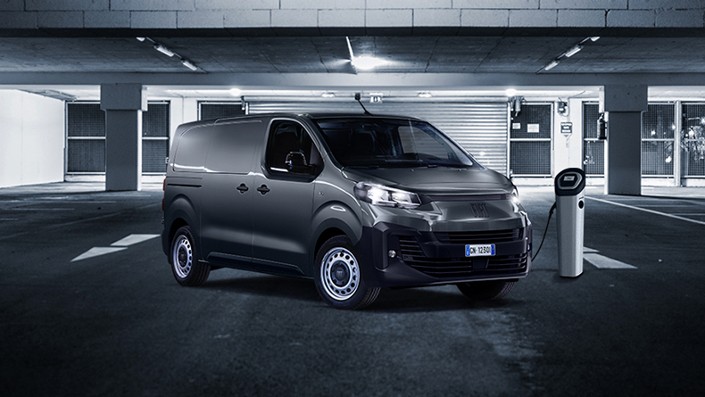 Samochód dostawczy Fiat zaparkowany przy stacji ładowania