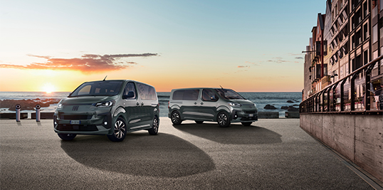 Fiat Ulysse o zachodzie słońca nad morzem. Naprawa i wymiana szyb Fiat Professional