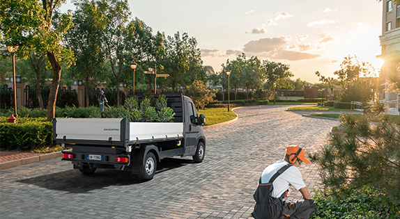 Widok z zewnątrz samochodu dostawczego Fiat Professional Ducato. Pakiet naprawy i wymiany szyby przedniej Fiat Professional