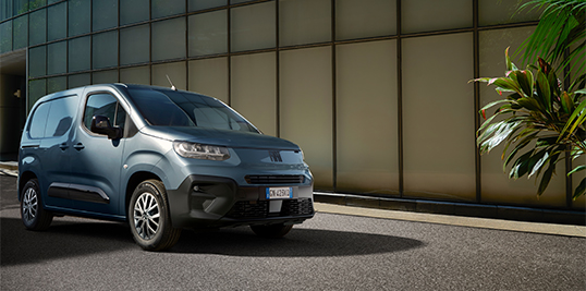 Widok Fiata E‑Doblò z zewnątrz. Usługa ponownej kalibracji czujników w szybach Fiat Professional