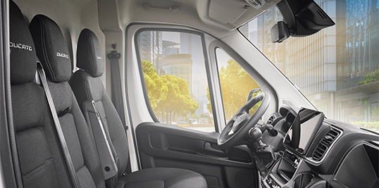 Wnętrze samochodu dostawczego Fiat Professional Ducato. Pakiet naprawy i wymiany szyby przedniej Fiat Professional